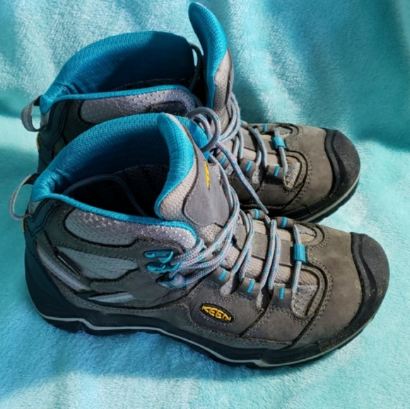 KEEN HIKING BOOTS (8.5) - Picture 2 of 4